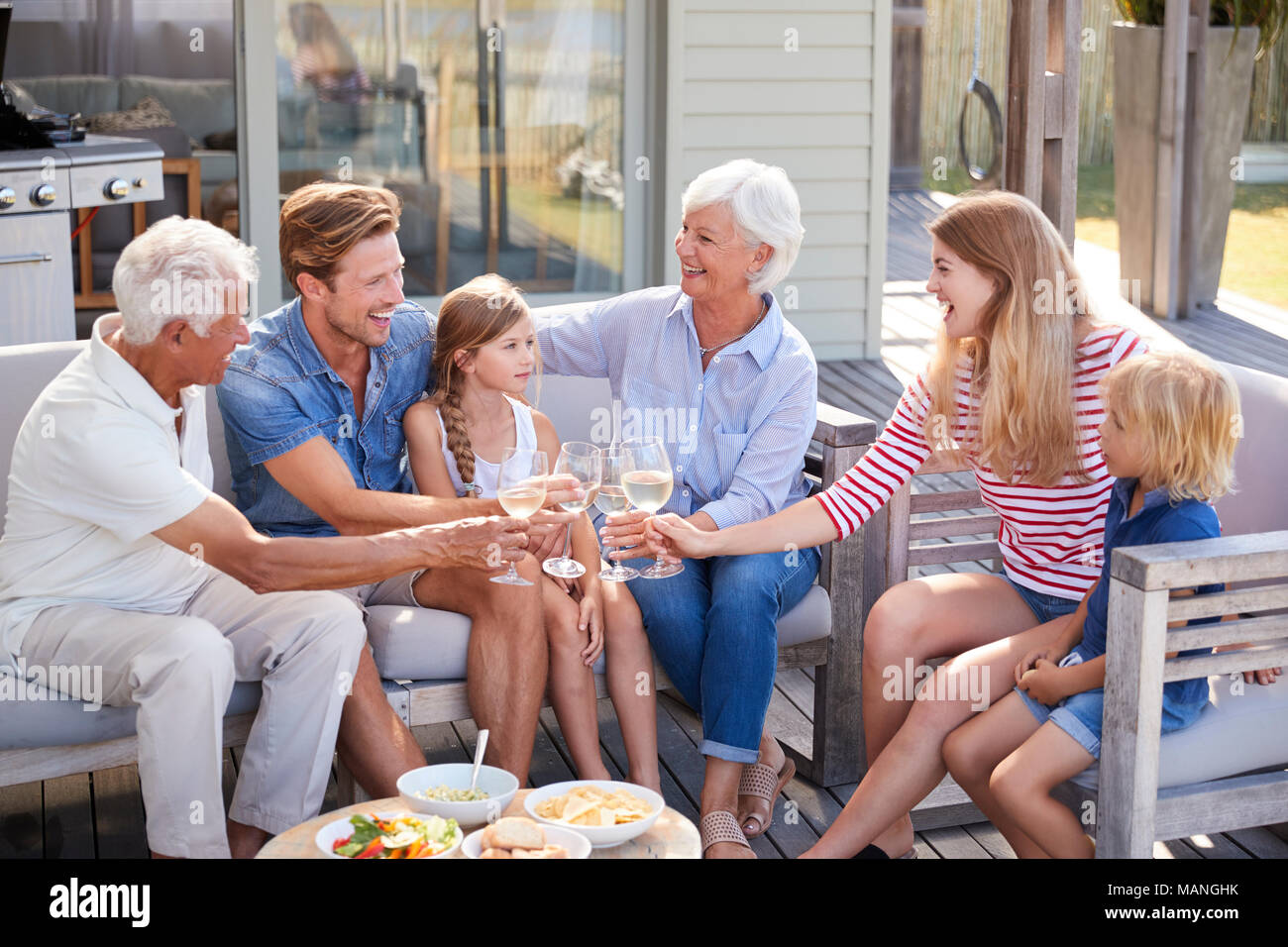 Multi-Generation Familie Outdoor Getränke und Snacks zu Hause Stockfoto