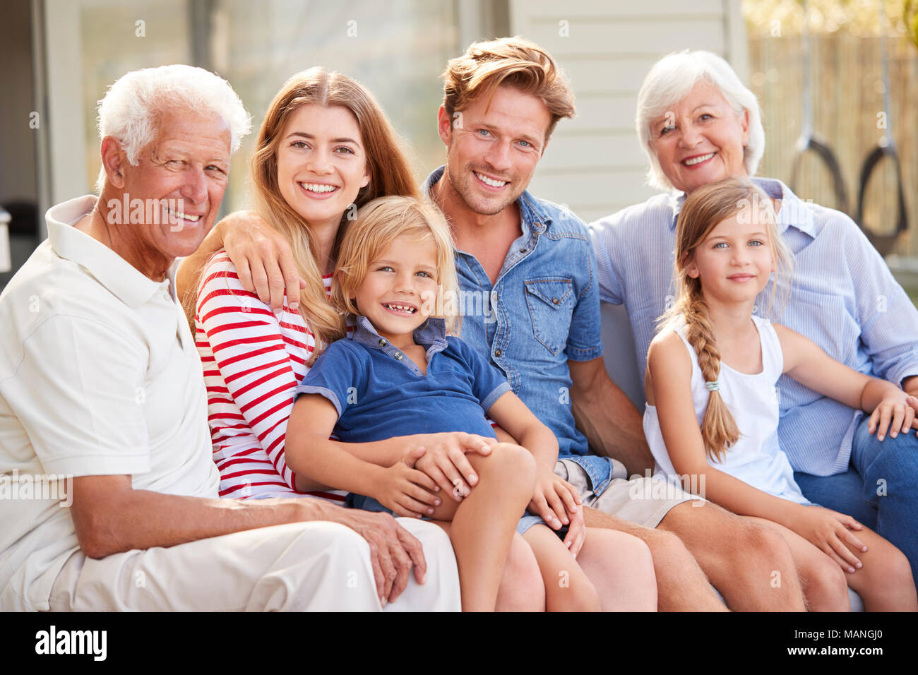 Portrait von Multi-Generation Familie Relaxen auf Deck zu Hause Stockfoto