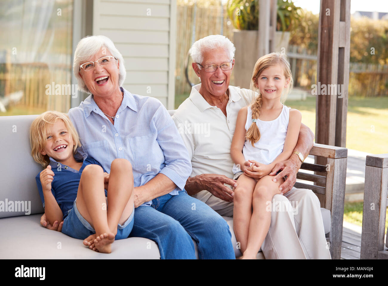 Großeltern mit Enkeln Relaxen auf Deck zu Hause Stockfoto