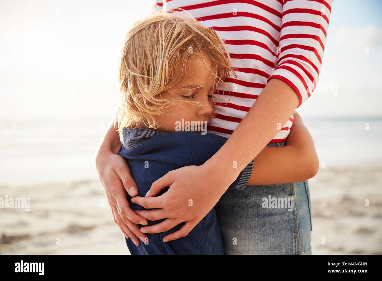 Nahaufnahme der Mutter umarmt Sohn auf Sommer Strand Ferienhäuser Stockfoto