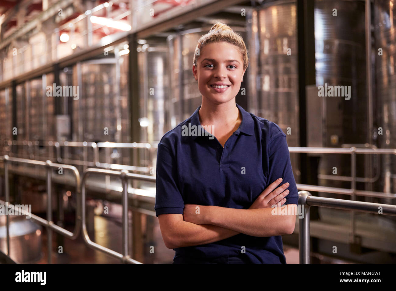 Porträt einer jungen weißen Frau an einem Wein Fabrik arbeiten Stockfoto