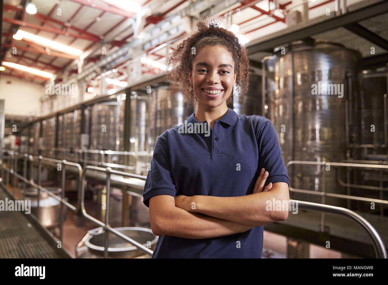 Porträt der jungen gemischten Rasse Frau an einem Wein Fabrik arbeiten Stockfoto