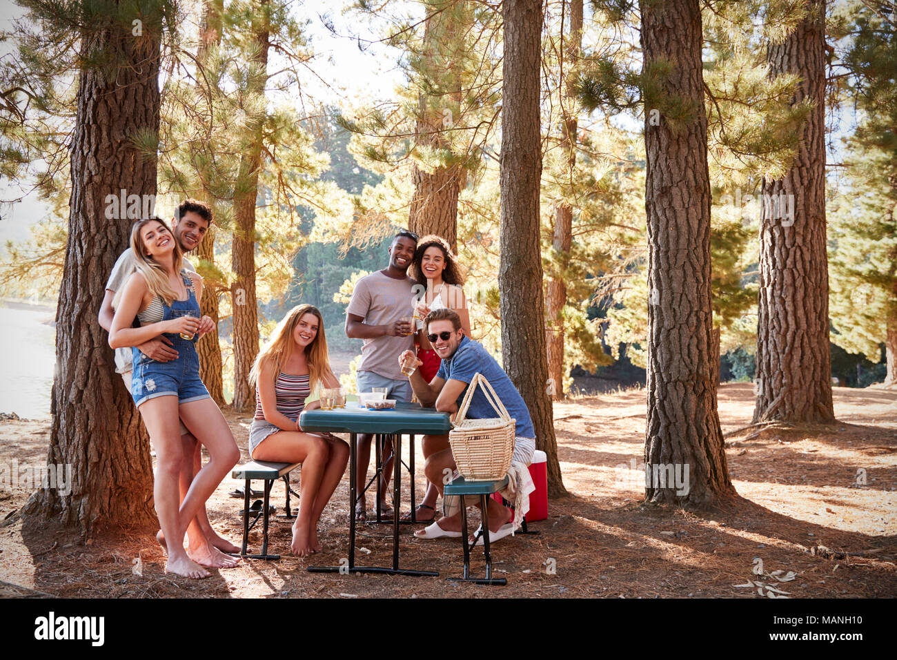 Gruppe erwachsener Freunde durch einen See Lächeln für die Kamera Stockfoto
