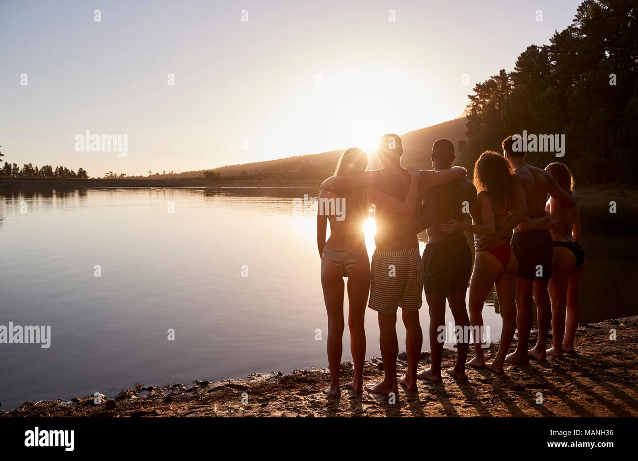Junge Erwachsene Freunde heraus hängen am Seeufer, Rückansicht Stockfoto