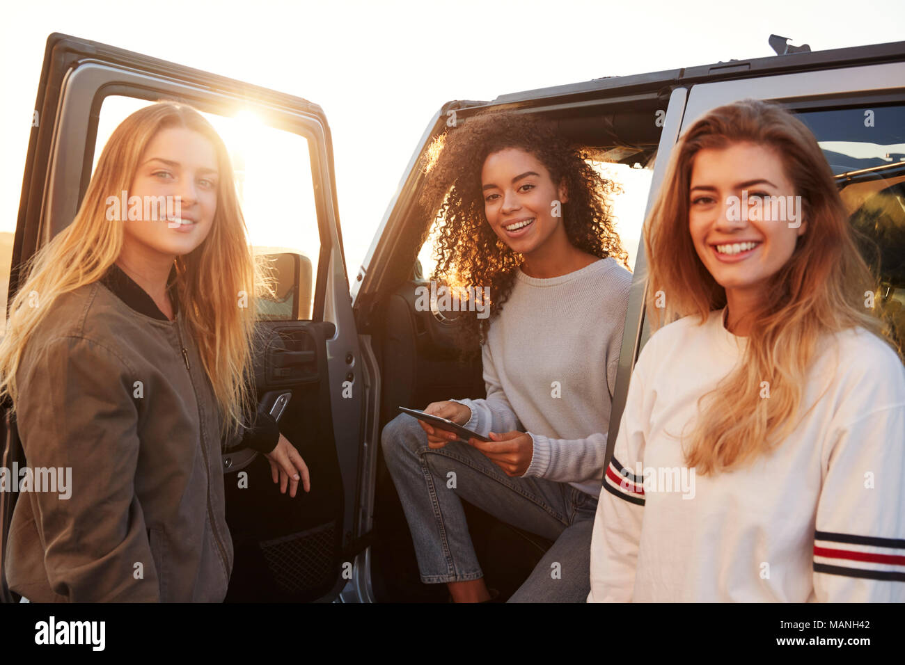 Drei weibliche Freunde auf eine Reise mit einem Tablet, in der Nähe Stockfoto