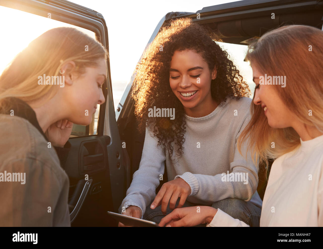 Weibliche Freunde Planung Straße Reise Route mit Tablet-PC Stockfoto