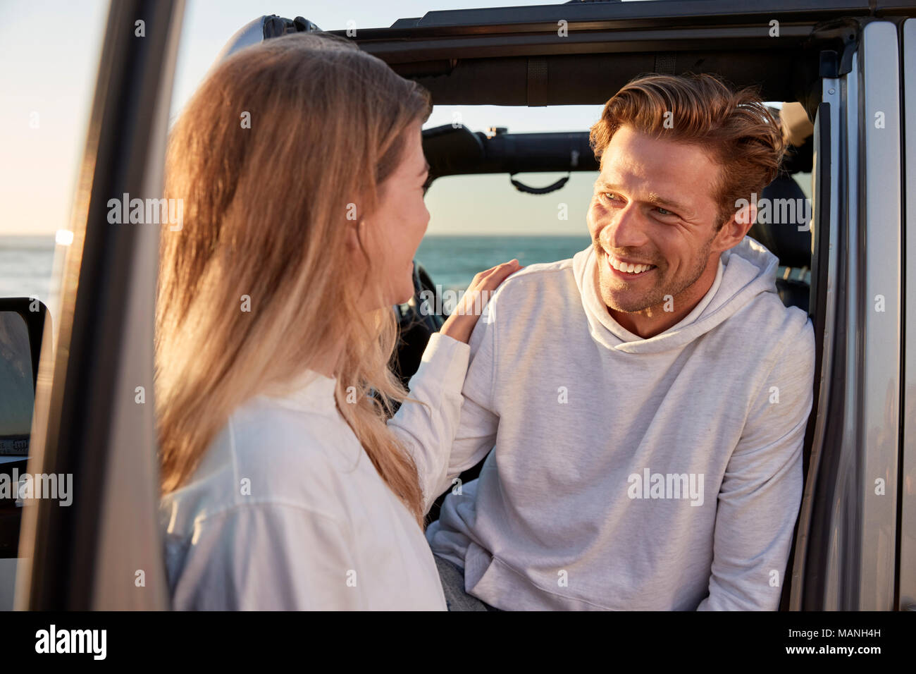 Junges Paar an jedem anderen mit dem Auto suchen, Nahaufnahme Stockfoto