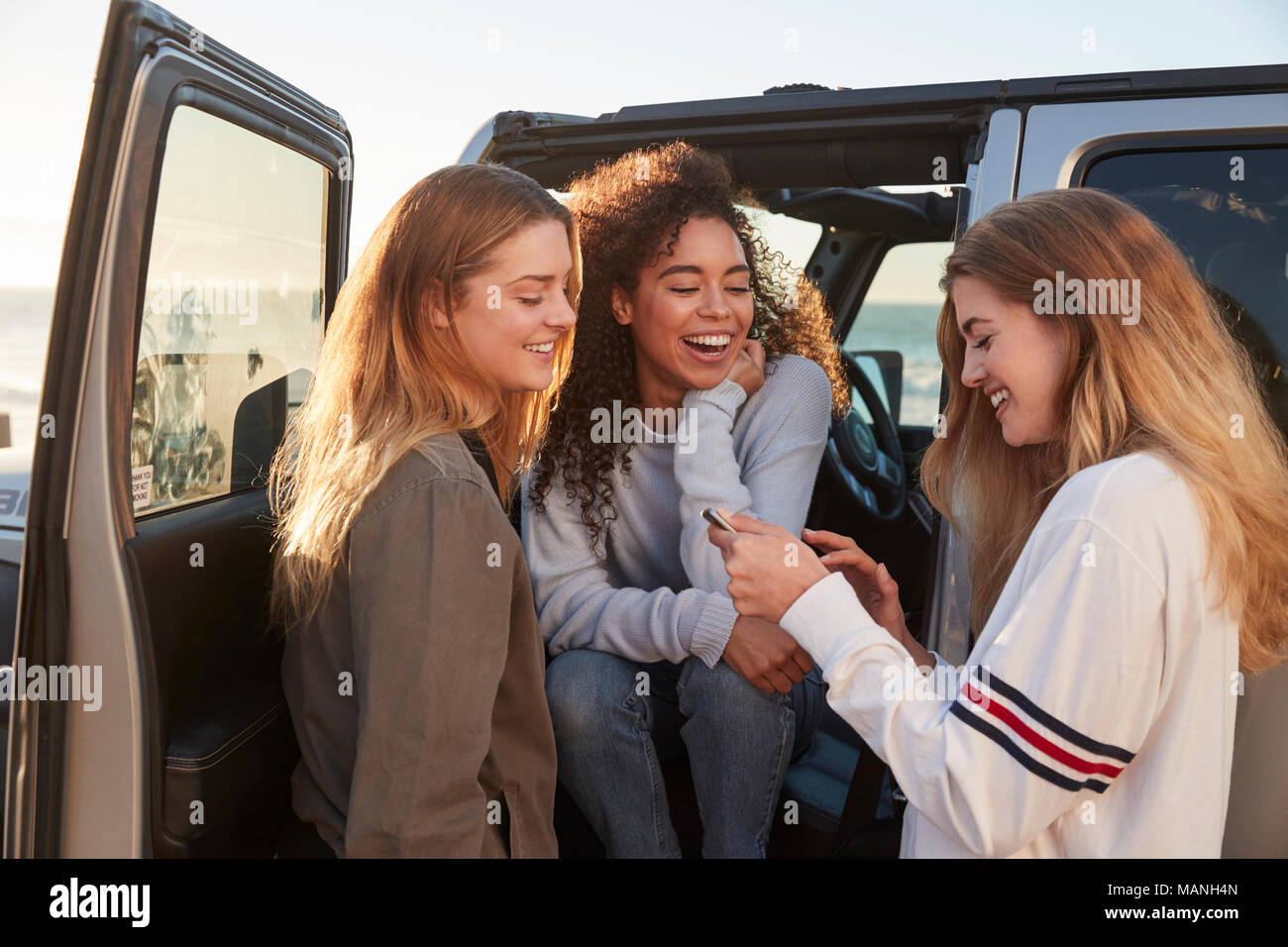 Freundinnen Planung Straße Reise mit Tablet-PC mit dem Auto Stockfoto