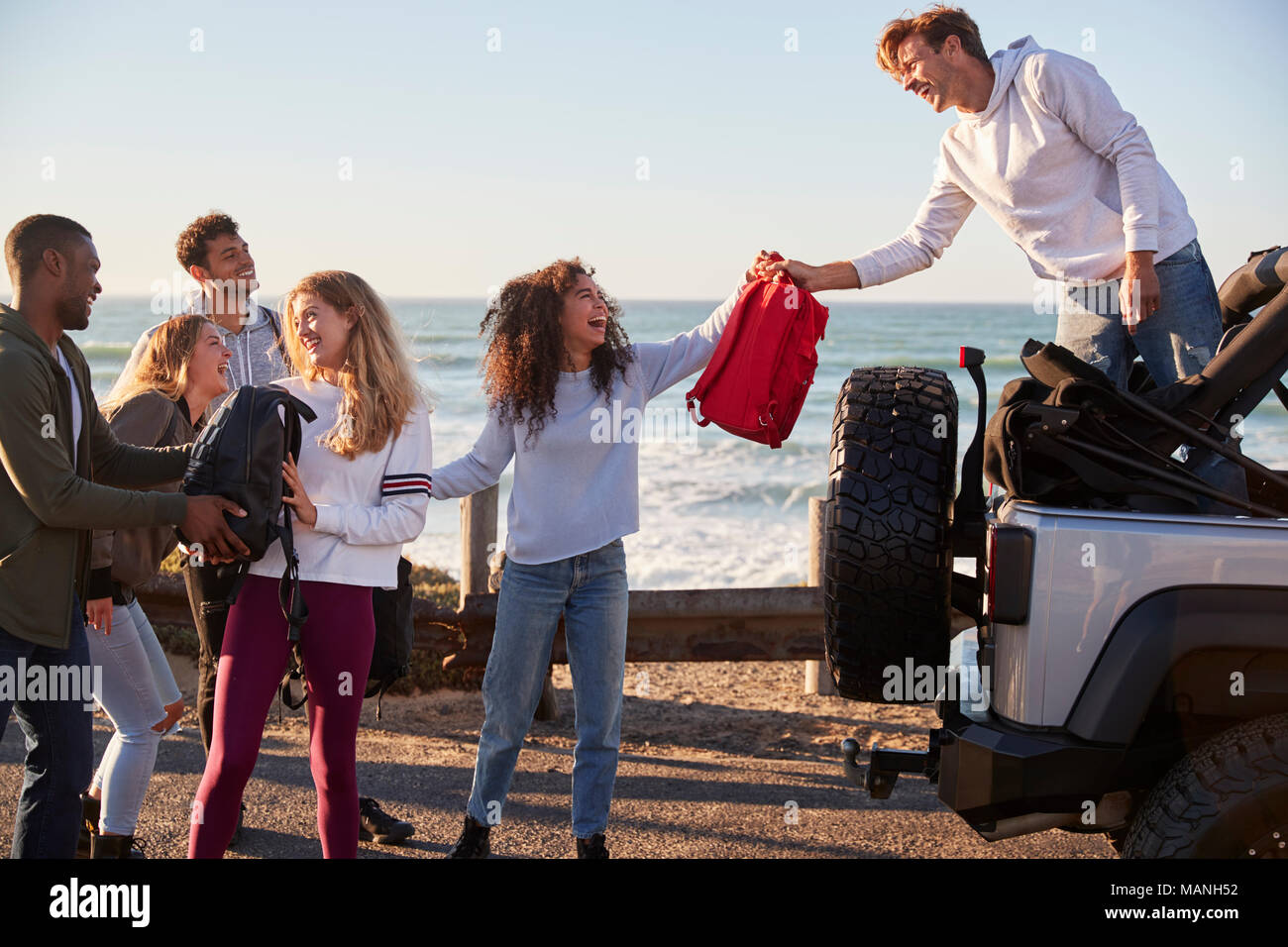 Junge Erwachsene Freunde entladen Rucksäcke von der Rückseite des Auto Stockfoto