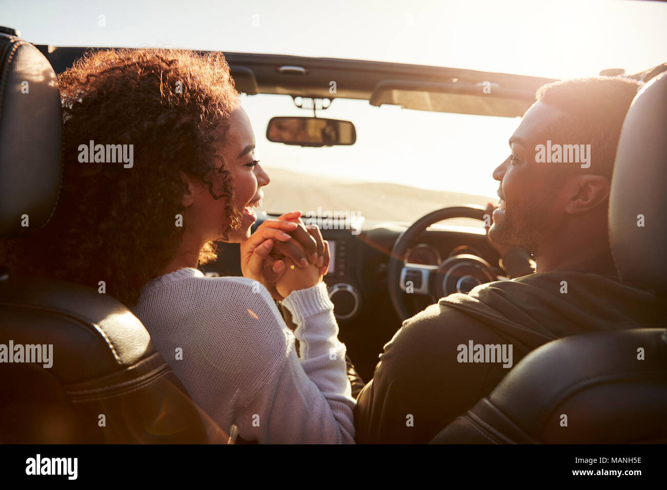 Paar fahren sehen einander an, halten Sie die Hände, Passagier POV Stockfoto