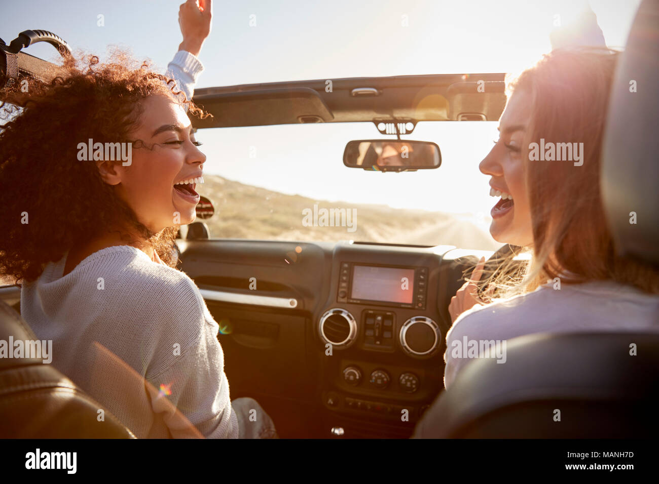 Junge Erwachsene Freundinnen Spaß fahren eines oben offenen Auto Stockfoto