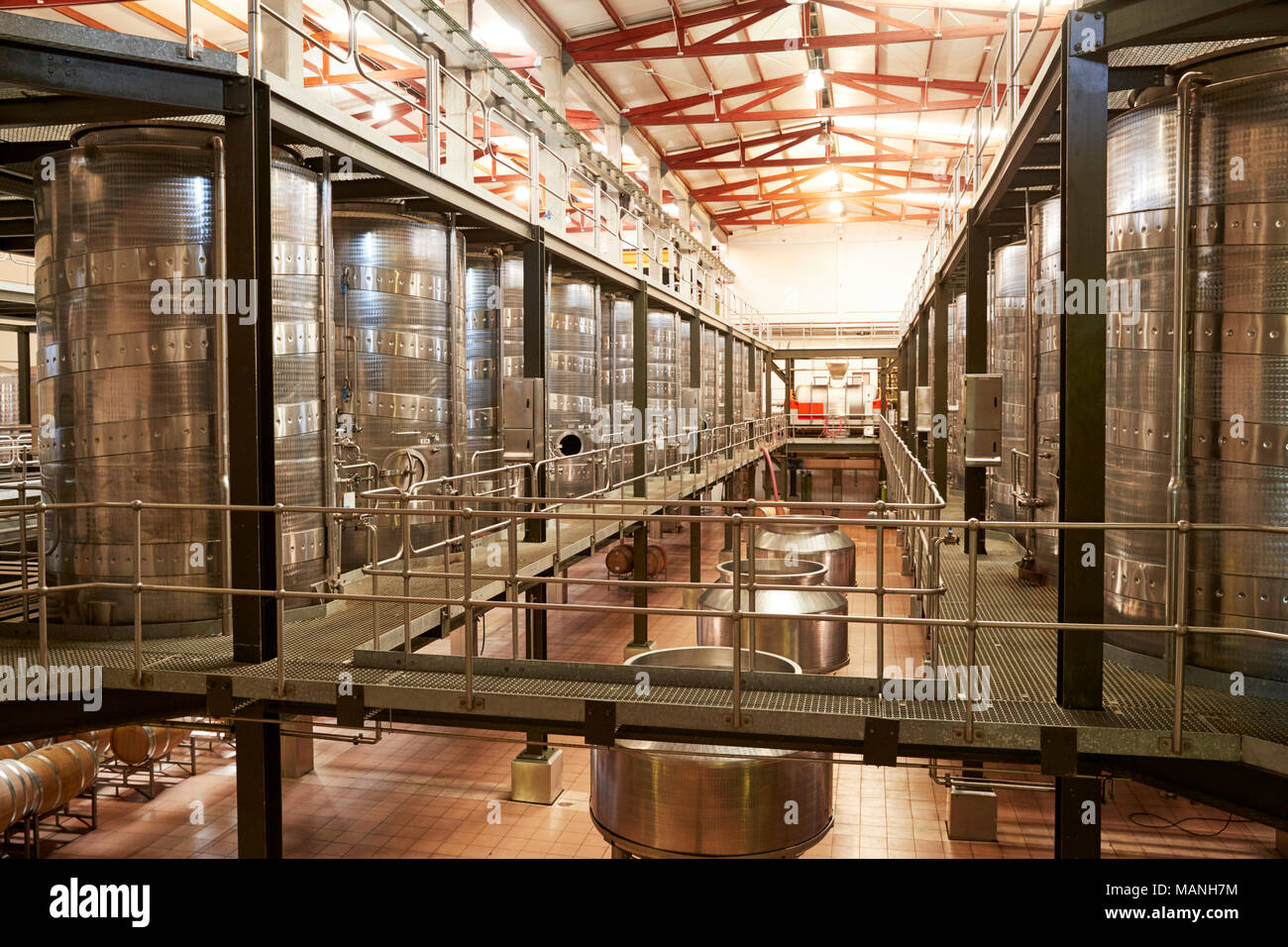 Moderne Weinbereitung facility Innenraum, winkelansicht Stockfoto