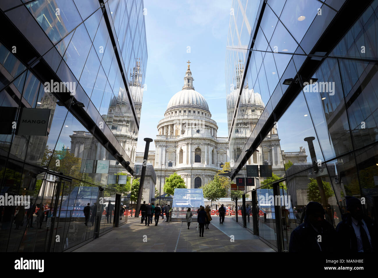 LONDON - Mai, 2017: Fußgänger gehen zwischen den modernen Gebäuden in Richtung St Paul's Cathedral, London, EC4. Stockfoto