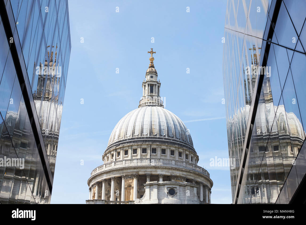 LONDON - Mai, 2017: die Kuppel der St. Paul's Kathedrale zwischen modernen Gebäuden, London, EC4gesehen. Stockfoto