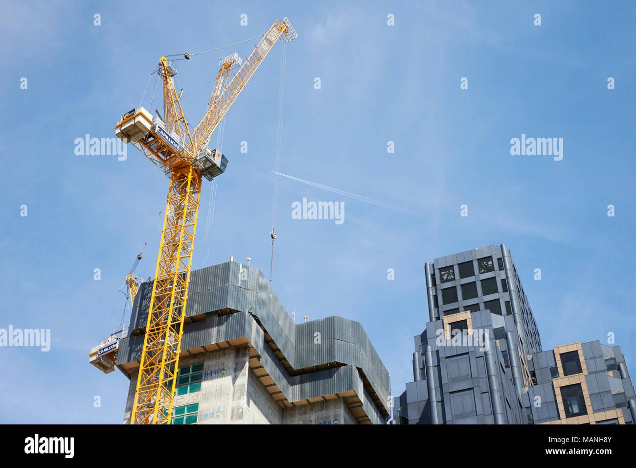 LONDON - Mai, 2017: Kran und moderne Gebäude im Bau gegen den blauen Himmel, in der City von London Stockfoto