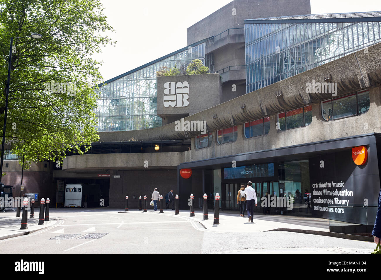 LONDON - Mai, 2017: Eingang des Barbican Centre, Silk Street, London EC2 Stockfoto