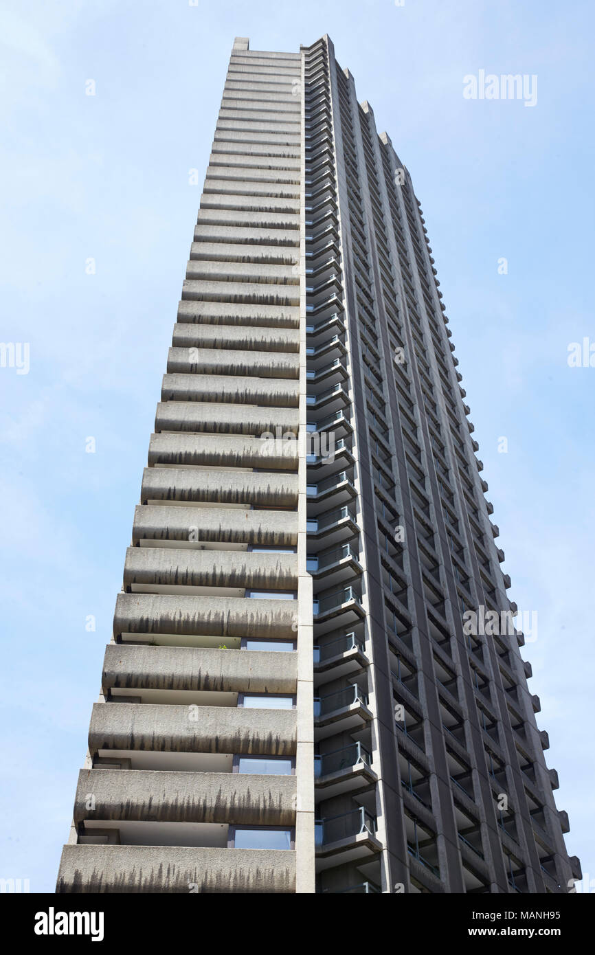 LONDON - Mai, 2017: moderner hoher Turmblock gegen den blauen Himmel, City of London, London Stockfoto