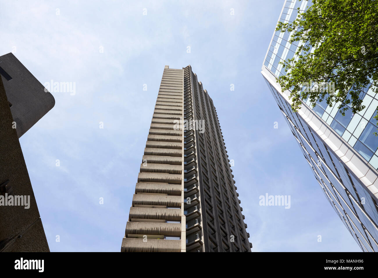 LONDON - Mai, 2017: Low Angle View von drei Hochhaus tower Blocks gegen den blauen Himmel, City of London, London Stockfoto