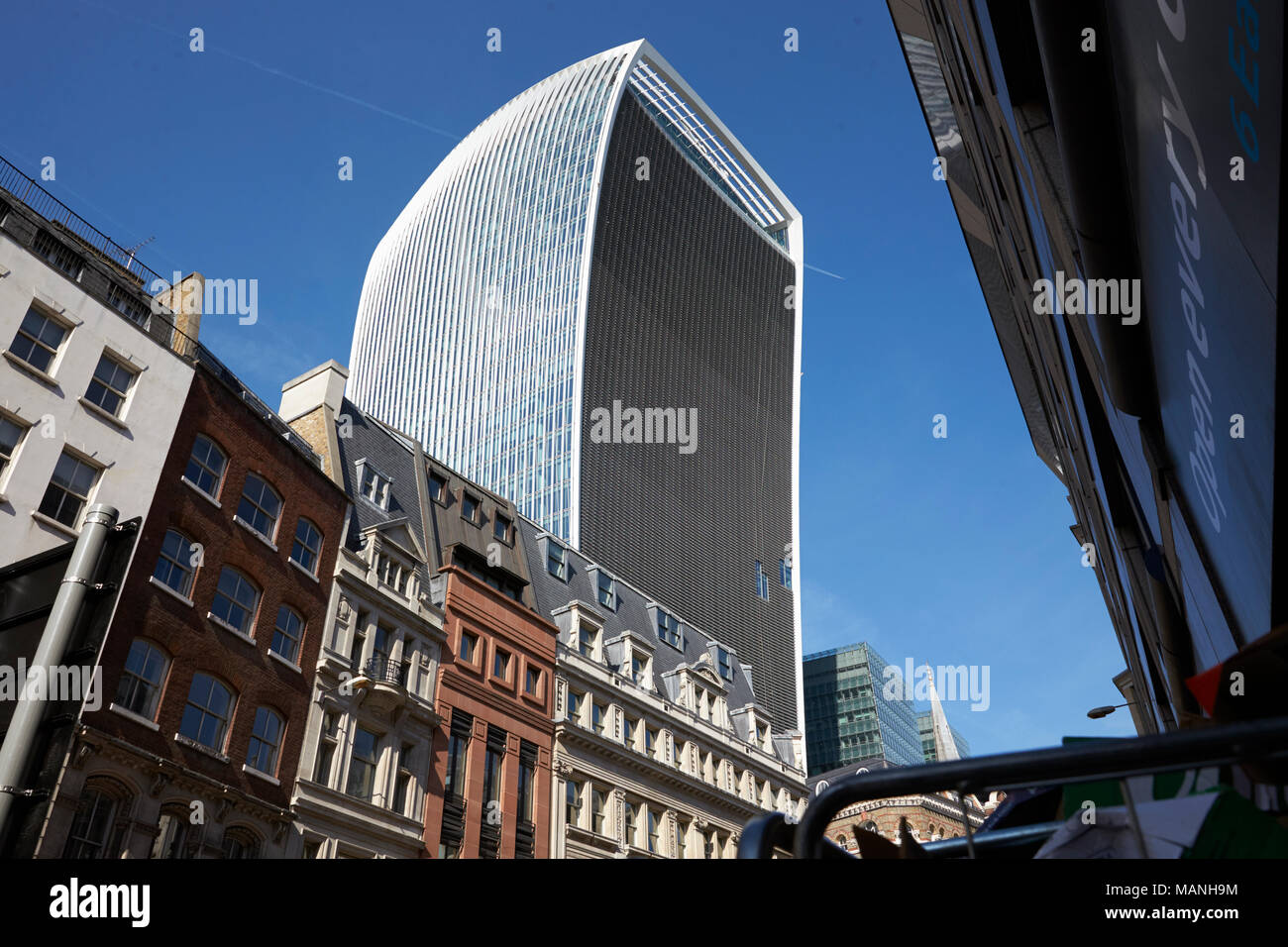 LONDON - Mai, 2017: Die Walkie Talkie Gebäude, 20 Fenchurch Street, über einer viktorianischen Terrasse auftaucht, City of London, London Stockfoto
