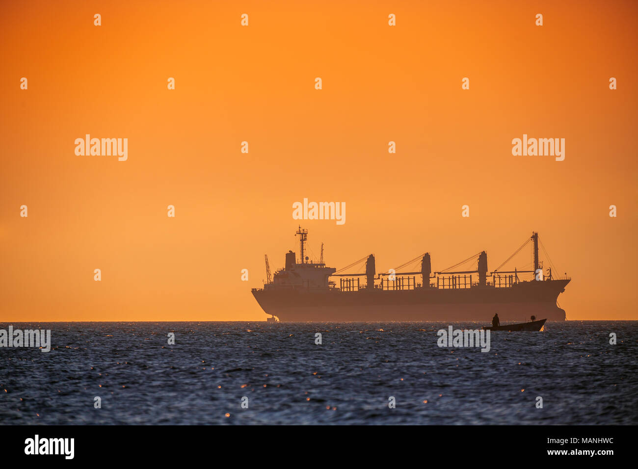 Lebendige Sonnenaufgang über dem Meer Stockfoto