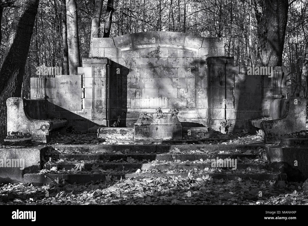 Alte verlassene monumentale Grab. Friedhof schwarze und weiße Landschaft Stockfoto