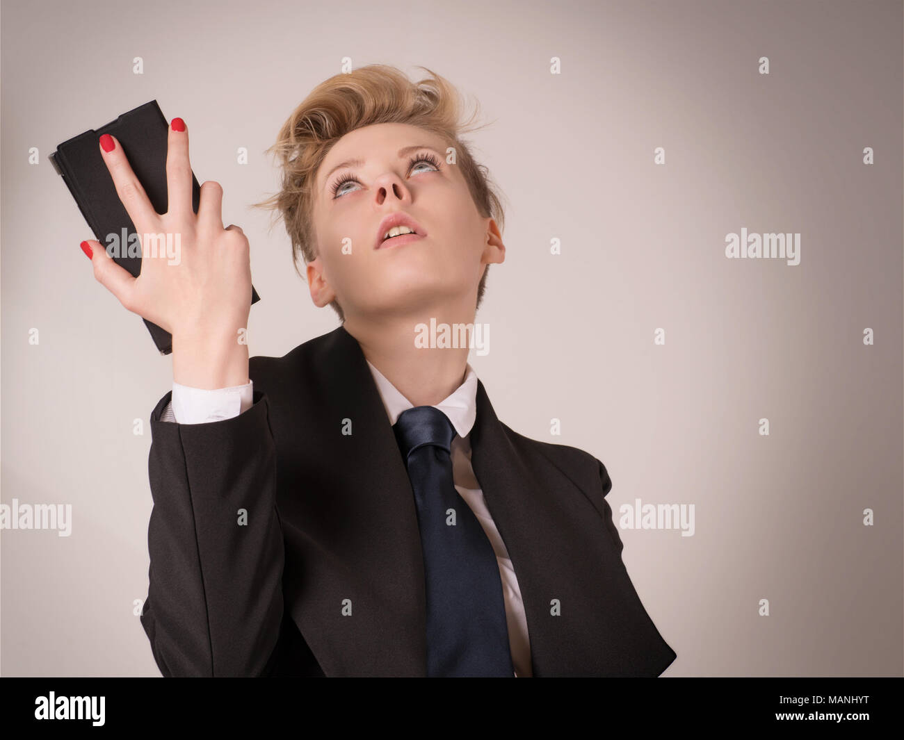 Schockiert, enttäuscht oder erschöpft Business woman holding smart phone und oben zu schauen. Schlechte Nachrichten, unerwünschte Kommunikation und haltbaren Gespräch Thema Stockfoto
