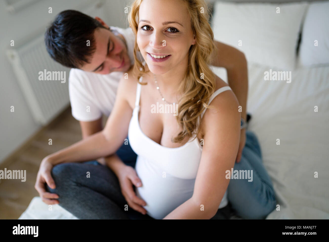 Gerne schwangere Frau sich mit ihrem Mann Stockfoto