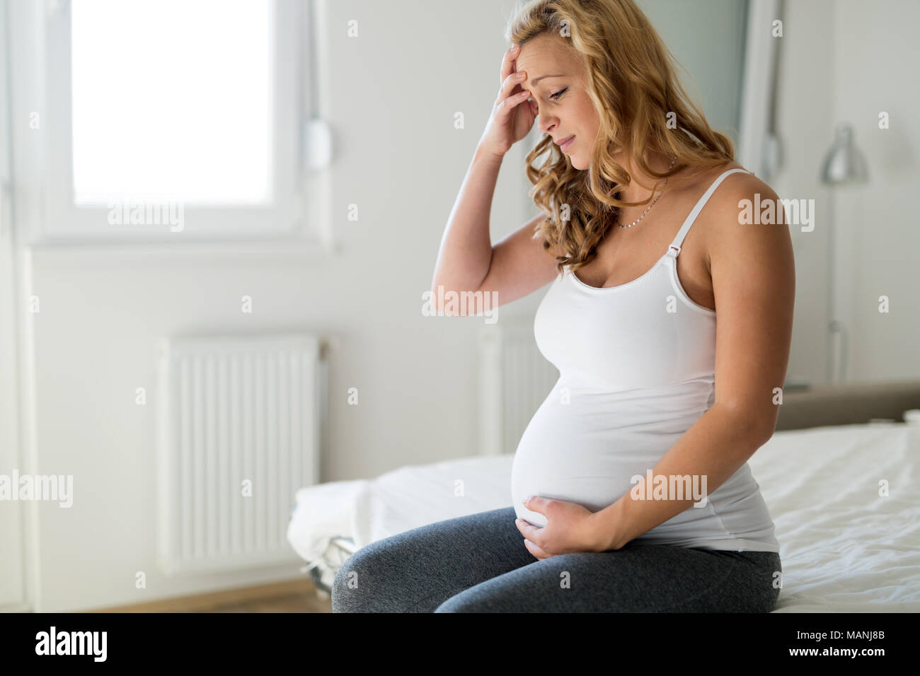 Portrait von Schwangeren leiden unter Kopfschmerzen. Stockfoto