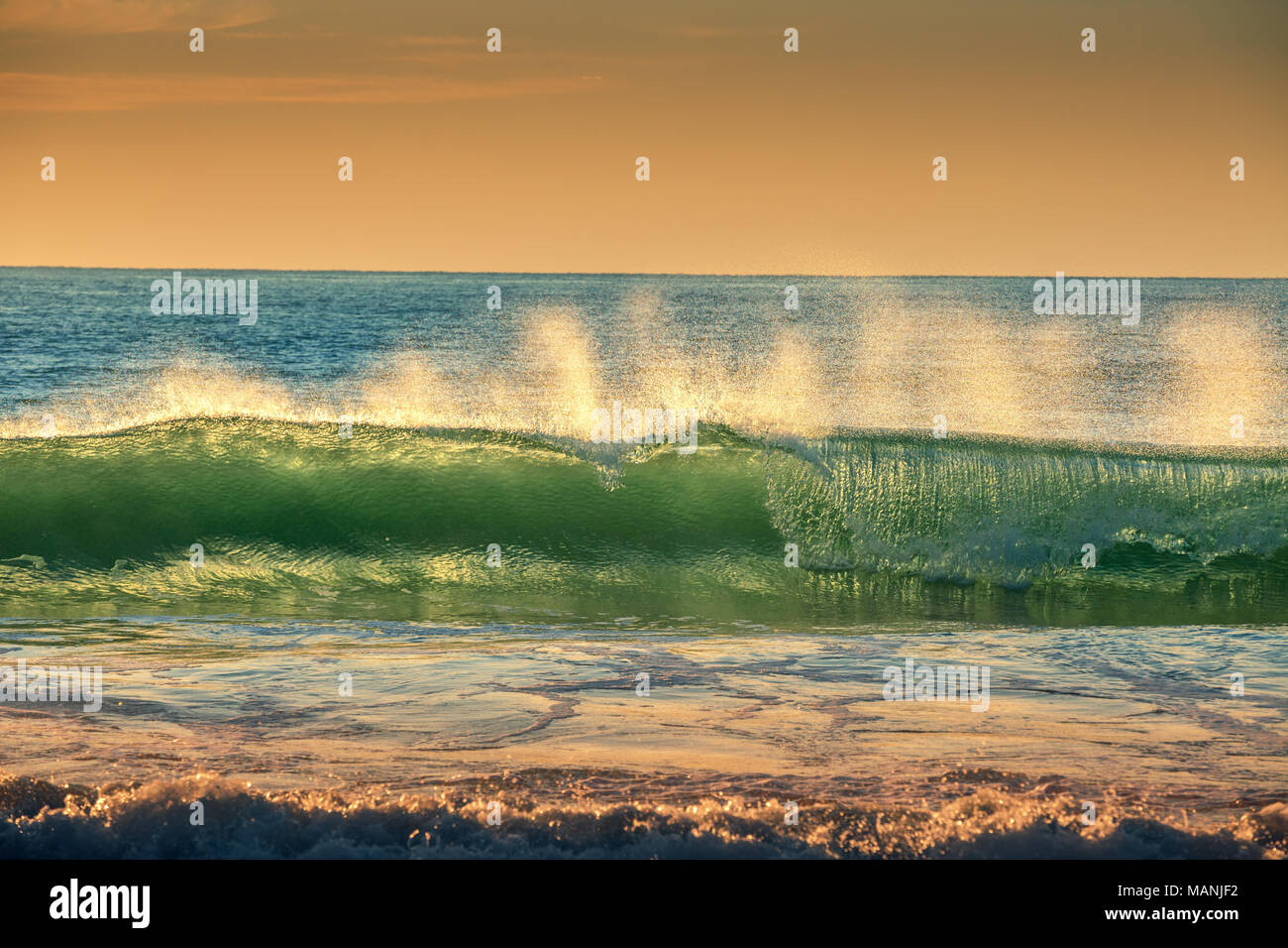 Sonnenaufgang über dem Meer. Big plätschernden Wellen. Stockfoto