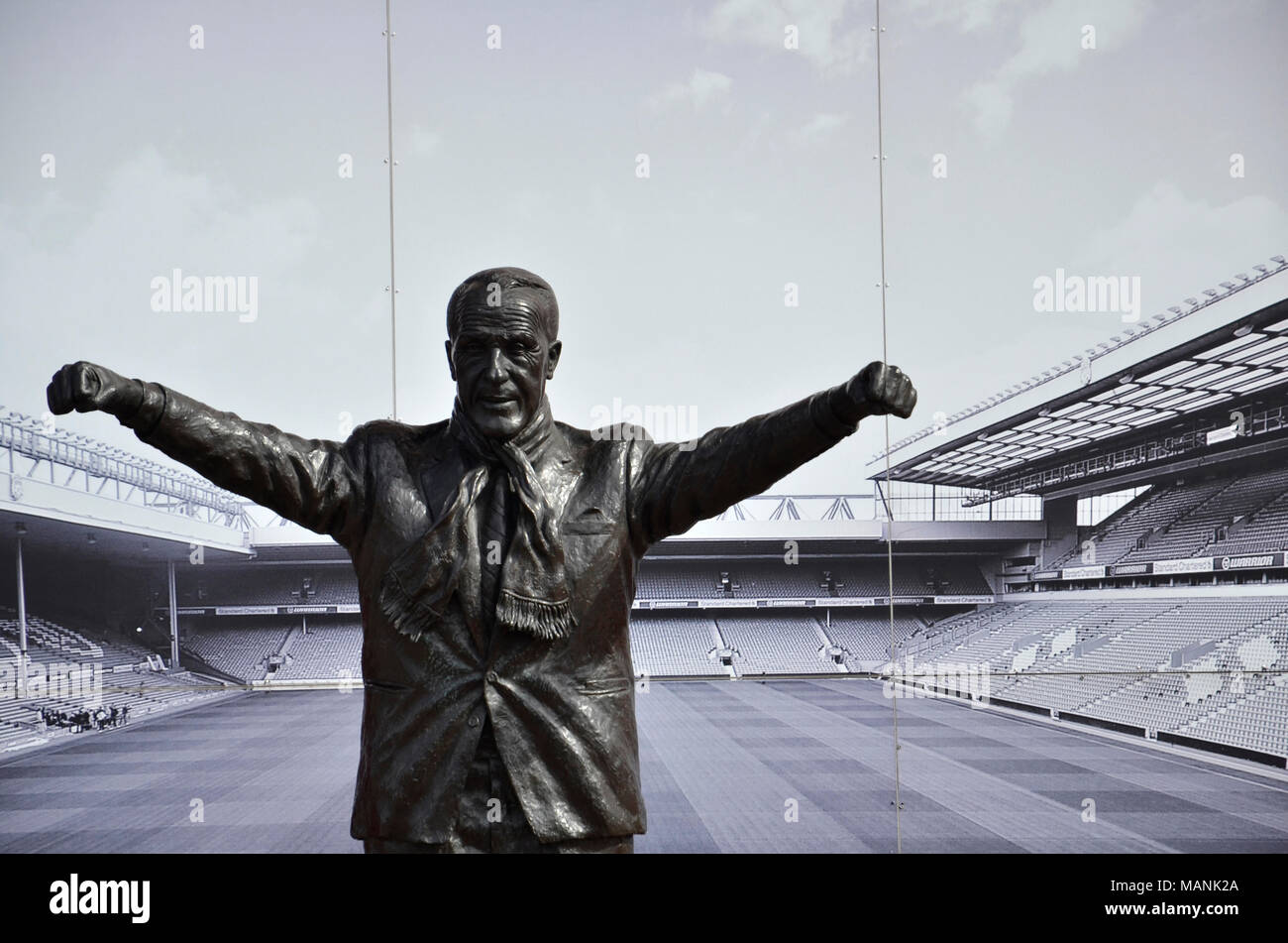 Die Statue von ehemaligen FC Liverpool Manager Bill Shankly vor der Kop Ende bei Liverpool Anfield Stadion Stockfoto
