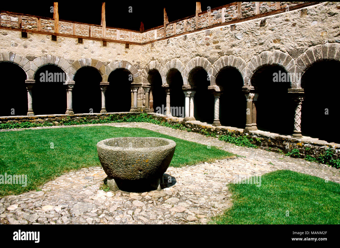 Kloster der Benediktinerabtei Lavaudieu, gegründet von Robert de Turlande, Haute Loire. Auvergne Rhone Alpes. Frankreich Stockfoto