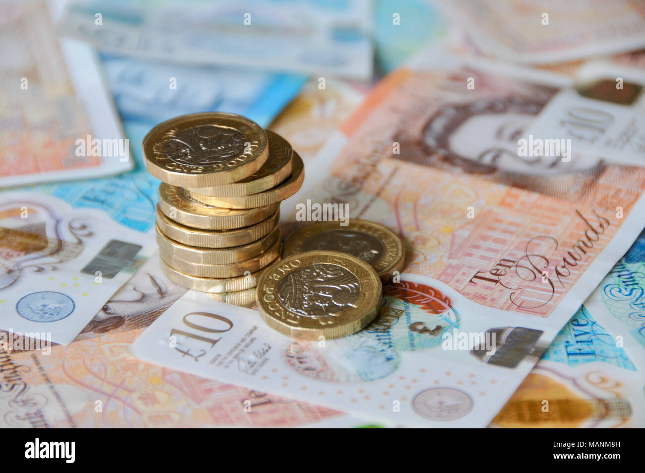 UK Sterling Währung - neue Banknoten und Münzen für 2018. Neue £ 1 Münzen und 5 £ £ 10 Hinweise Währung für 2018 Stockfoto