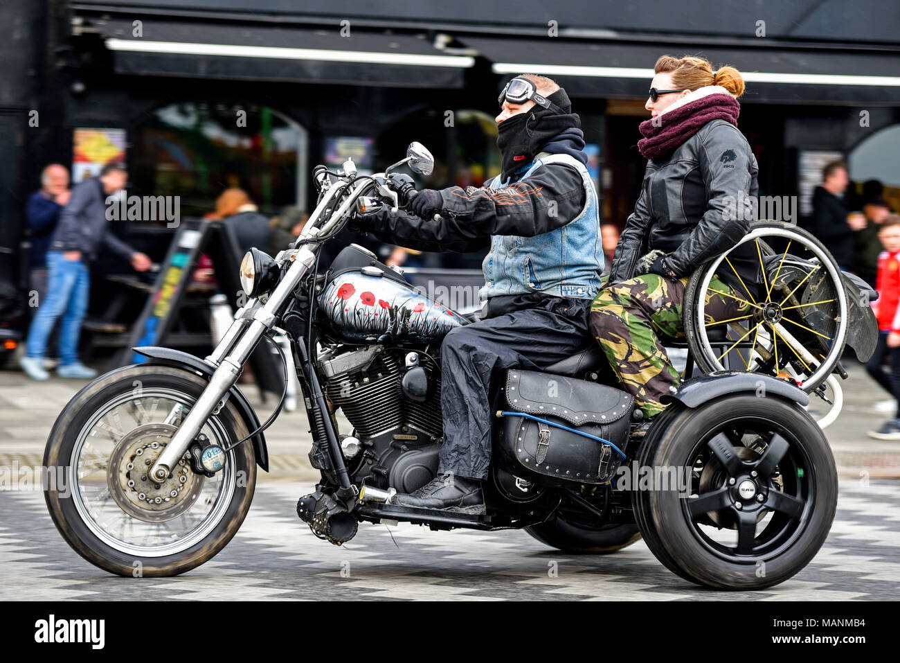 Drei fahrbares Motorrad Trike mit Rollstuhl Sozius. Erinnerung Mohn Malerei am Kraftstofftank. Inoffizielle Southend Shakedown Motorrad event Stockfoto