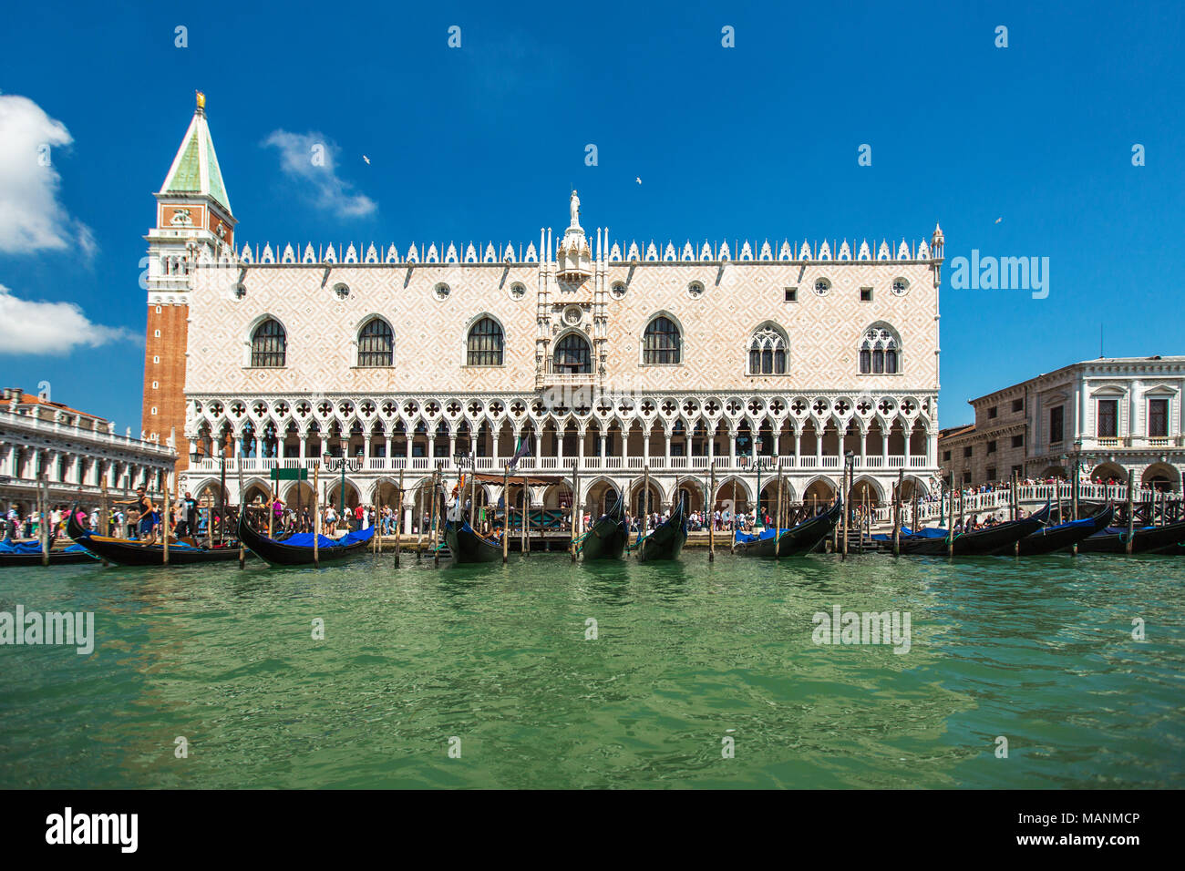 Blaues Meer und Gondeln in Venedig, Italien Stockfoto