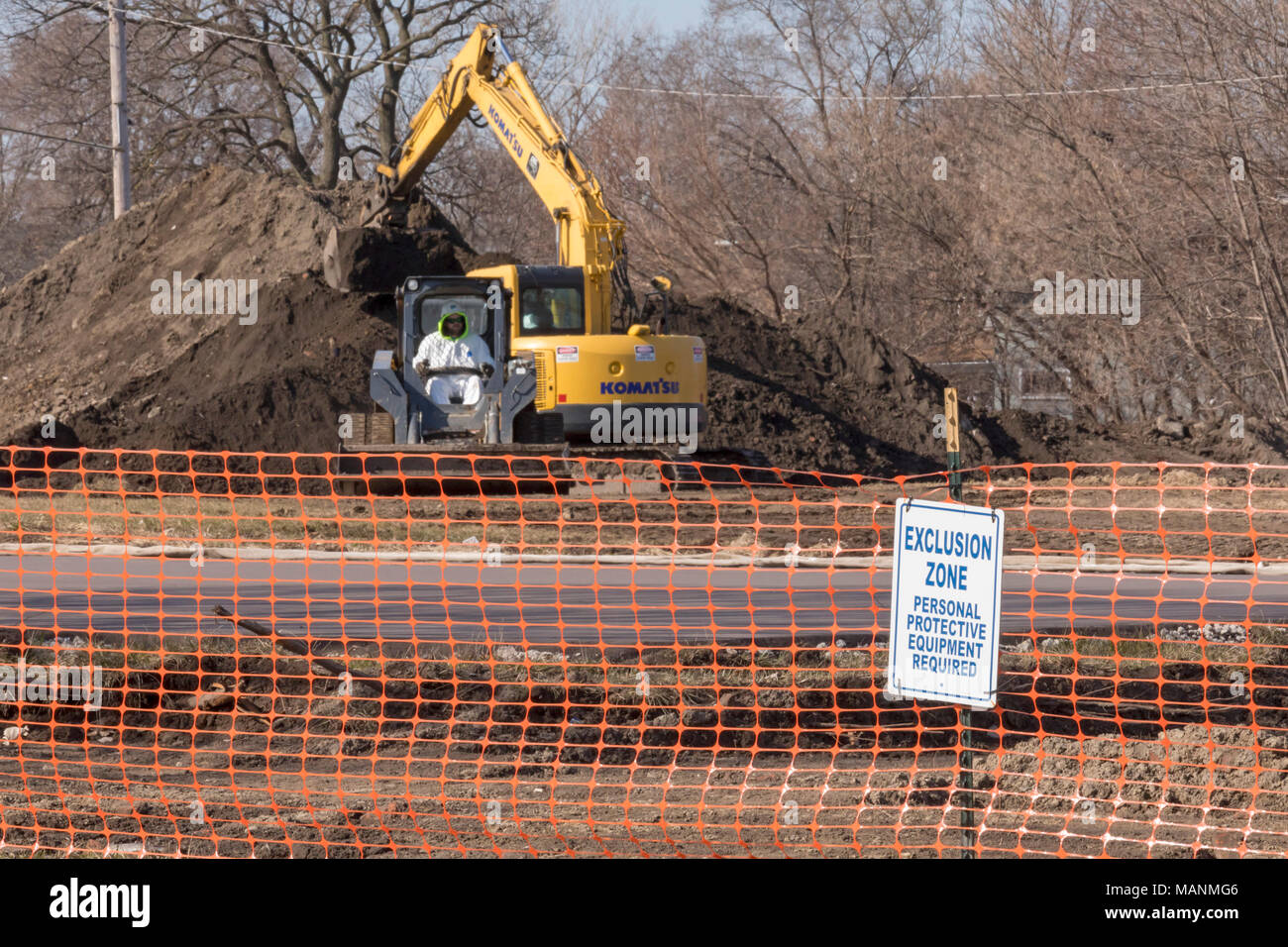 Detroit, Michigan - die Environmental Protection Agency entfernt mit Blei kontaminiertem Boden von Collins Park. Die Kontamination wurde von einer Crew entdeckte ich Stockfoto