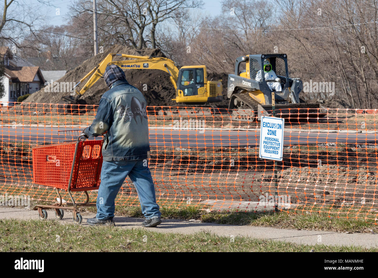 Detroit, Michigan - eine Nachbarschaft ansässigen treibt ein Warenkorb Wanderungen von Collins Park, wo die Behörde für Umweltschutz ist Leitung entfernen - Stockfoto