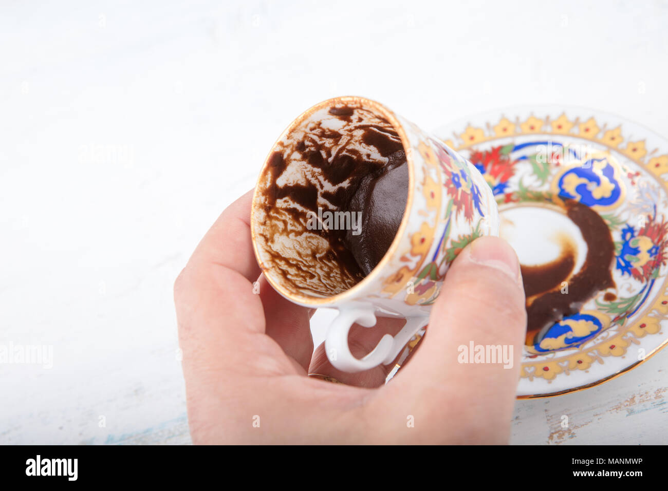 Tasse Kaffee lesen ist eine weit verbreitete und beliebte Wahrsagen Methode im Nahen Osten und in Teilen von Europa Stockfoto