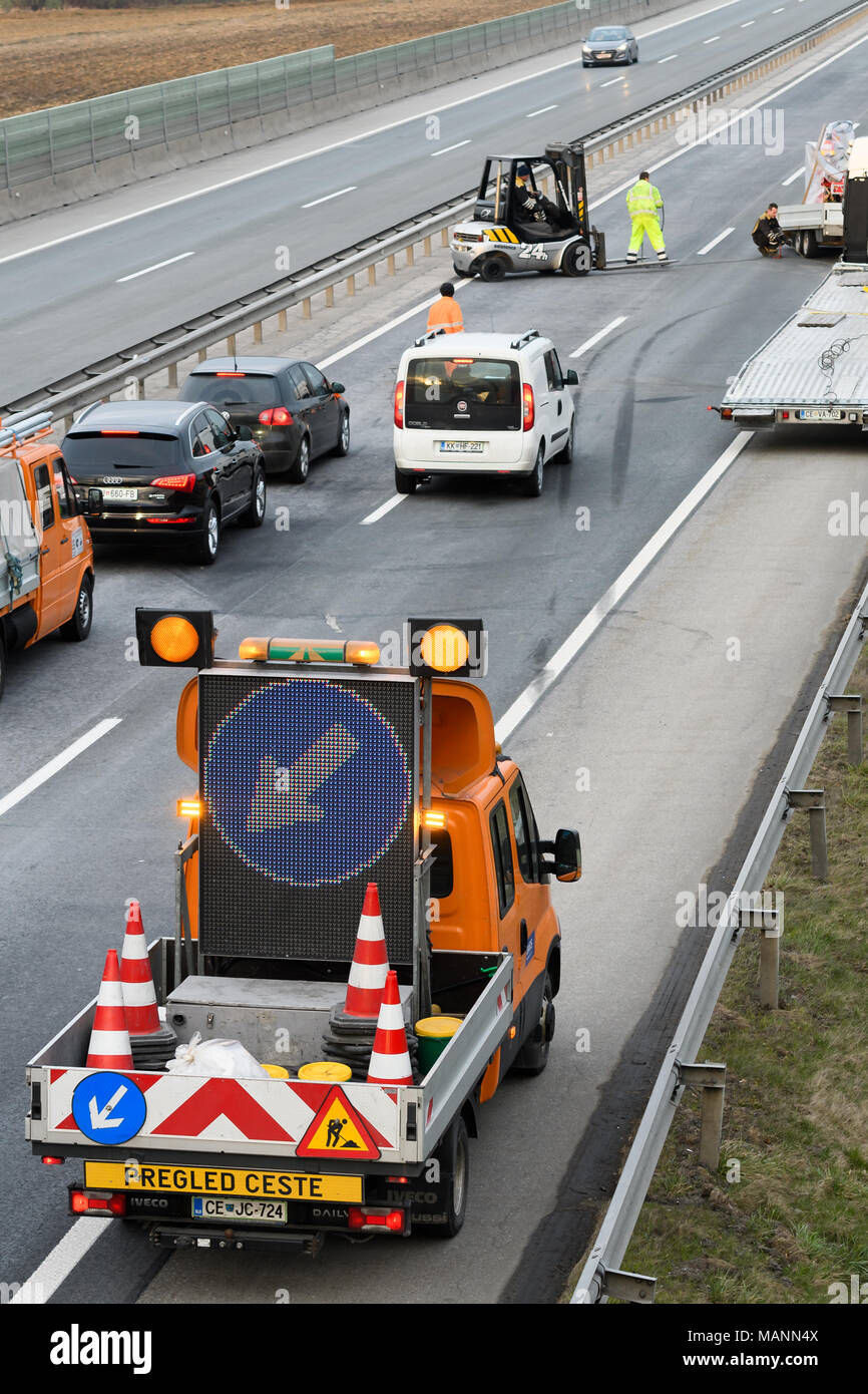 Abschleppwagen Arbeitnehmer Reinigung Wreckage von Verkehrsunfall auf Landstraße, Notdienste Antwort Stockfoto