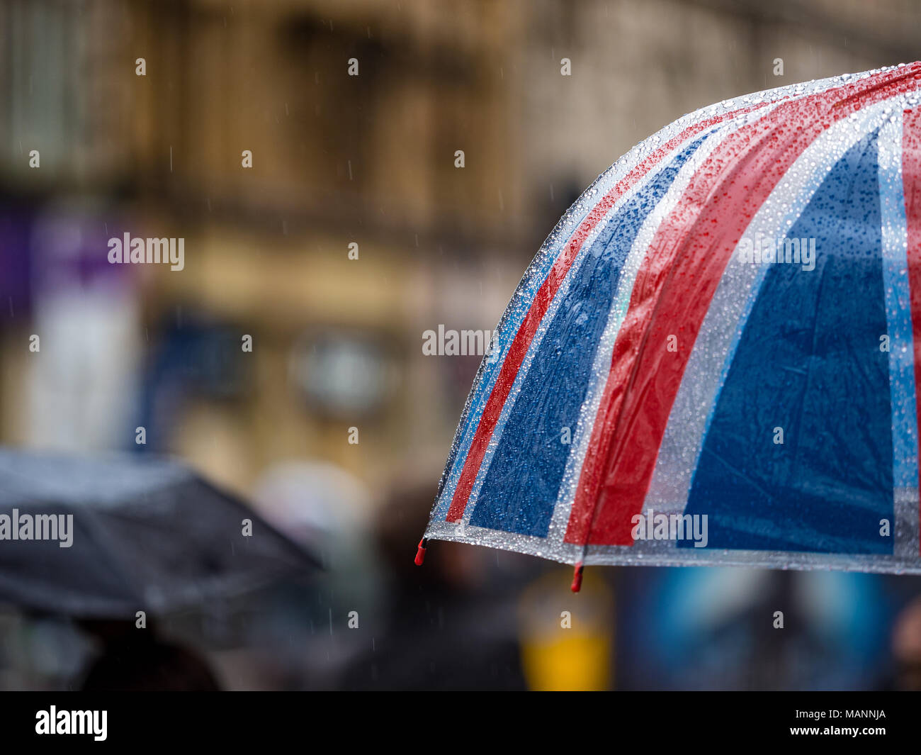 London Regenschirme im Regen - Union Jack Regenschirm in der Oxford Street in London Stockfoto