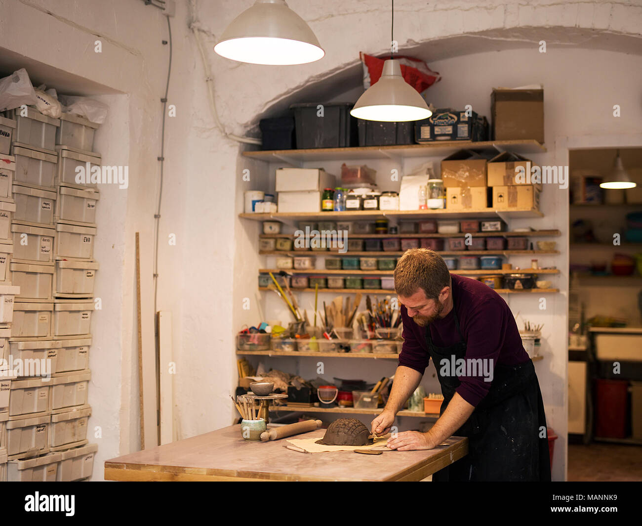 Cllose bis auf qualifizierte Meister Vorbereitung ton Stücke für seine neue Schöpfung Stockfoto