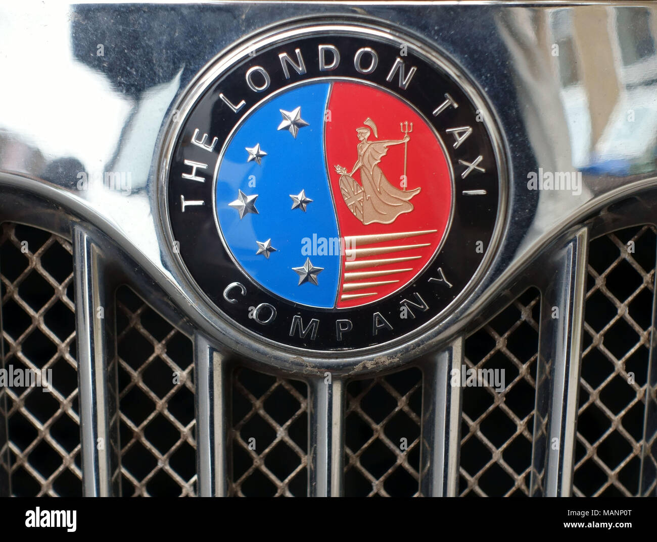 Logo der Londoner Taxi Unternehmen am Kühlergrill von London black cab, London Stockfoto