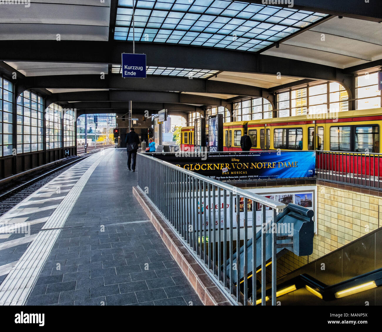 Bahnhof berlin zoologischer garten Fotos und Bildmaterial in hoher