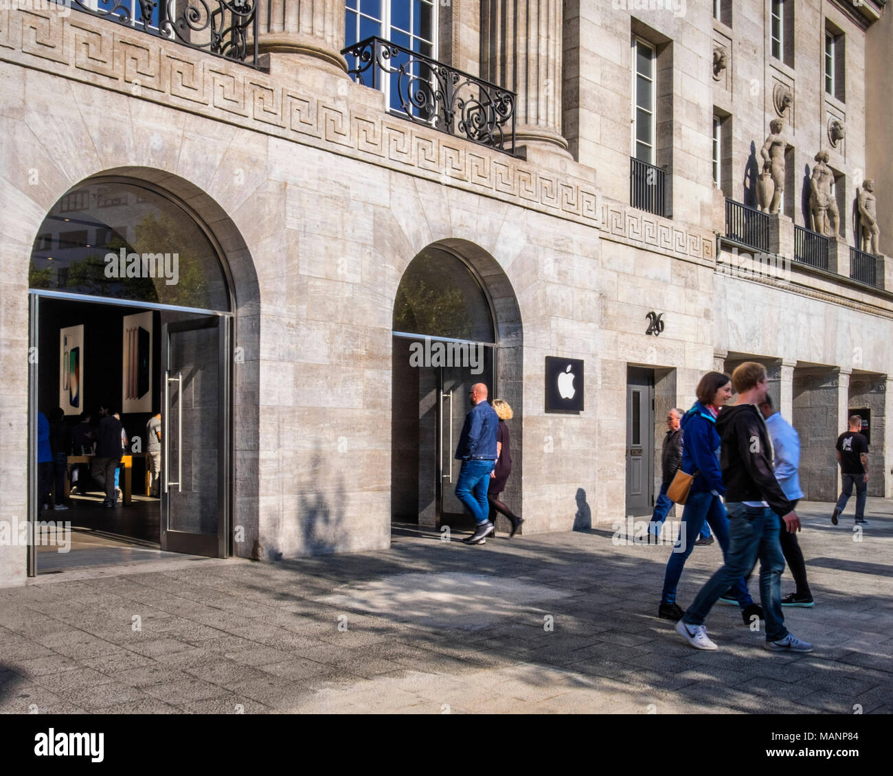 Berlin, Charlottenburg. Kurfürstendamm 26, Apple Store in renovierten historischen Gebäude, Shop Exterieur, Fassade, Eingang. Stockfoto