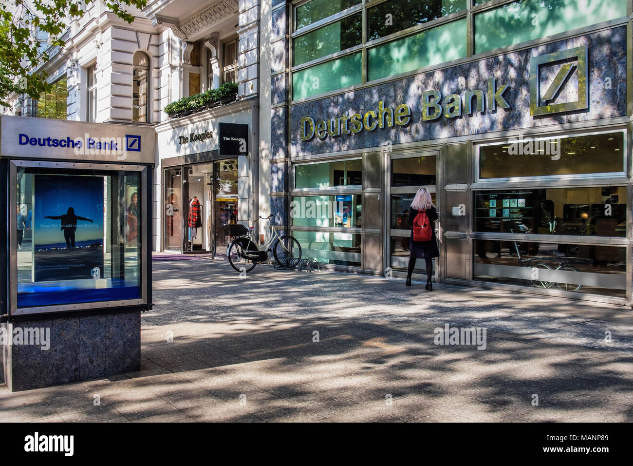 Berlin, Charlottenburg. Deutsche Bank am Kurfürstendamm. Retail Bank Filiale Exterieur, Eingang & Display Case Stockfoto