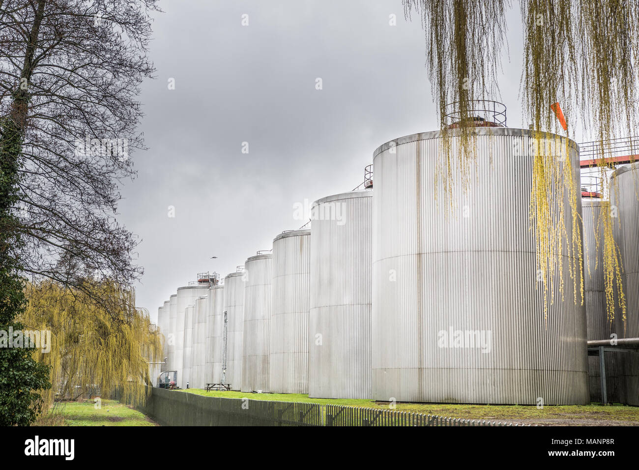 Storage Container an der Carlsberg Werk neben dem Fluss Nene in Northampton, England, an einem regnerischen Tag. Stockfoto