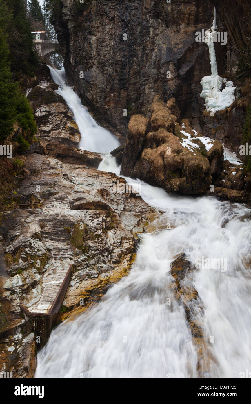 Wasserfall fliegen Gewässer in Bad Gastein, Österreich. Wasserfall mit einer Fallhöhe von 341 m in drei Schritten. Das Thema von vielen berühmten Maler und Dichter Stockfoto