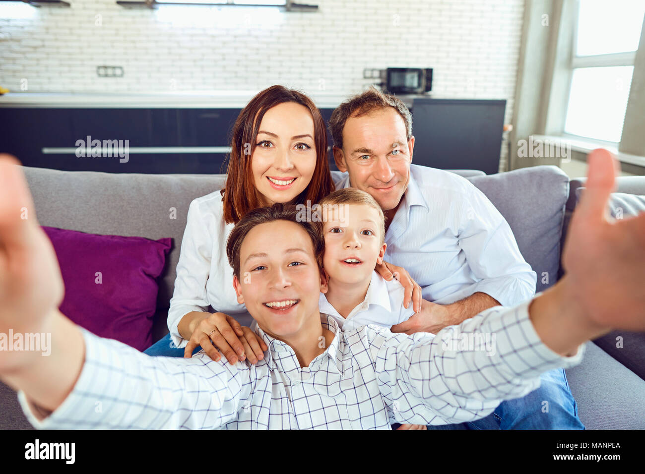 Eine glückliche Familie macht selfie in die Kamera. Stockfoto