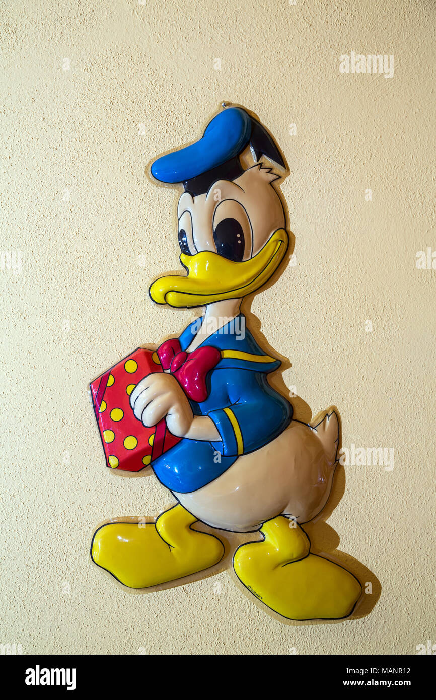 Posen, Polen, Donald Duck Figur an der Wand hängen ein Wohnzimmer Stockfoto