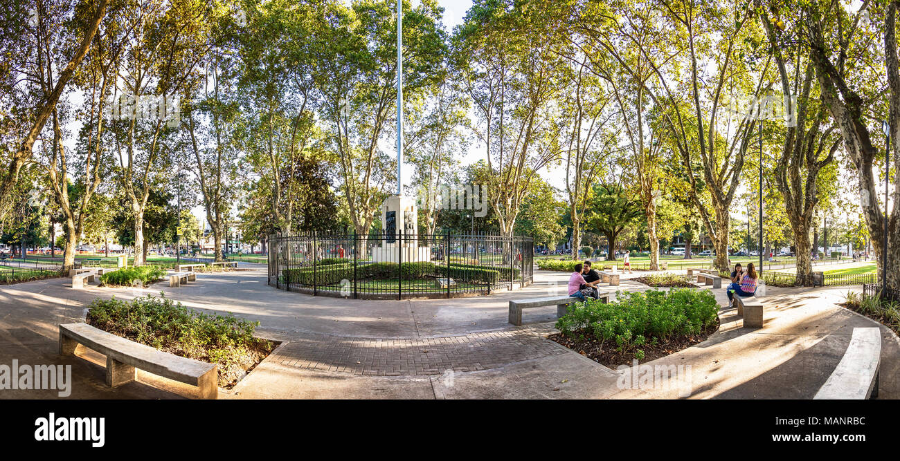 Buenos Aires, Argentinien - März 22th, 2018: Panorama Blick auf das Zentrum und die flagstaff der Plaza Arenales in Villa Devoto, Buenos Aires. Stockfoto