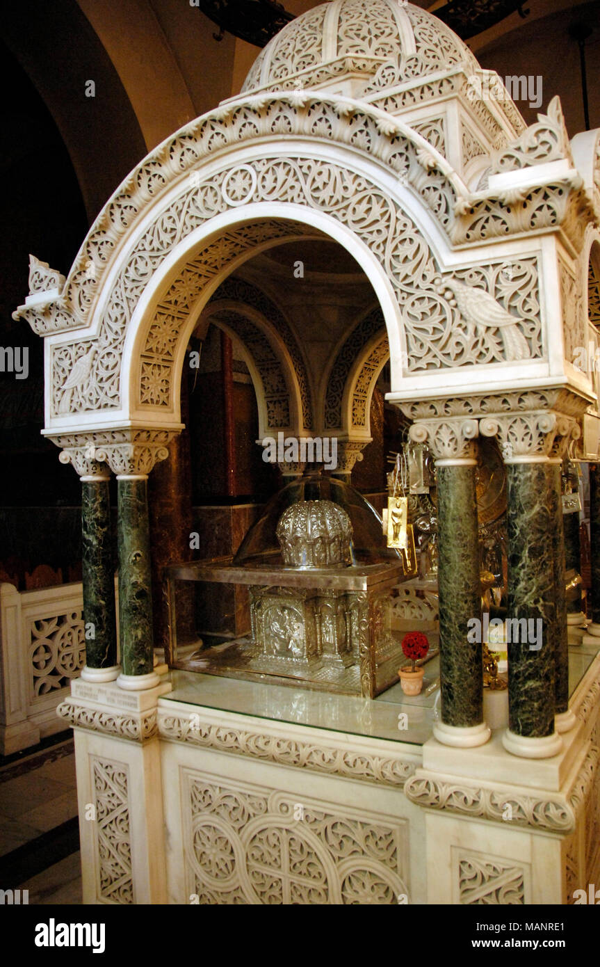 Patras, Griechenland. St. Andrew's Cathedral, 20. Reliquien des heiligen Apostels Andreas auf einem silbernen geschnitzte Teak (kleiner Finger, Teil des Schädels). Peloponnes. Stockfoto